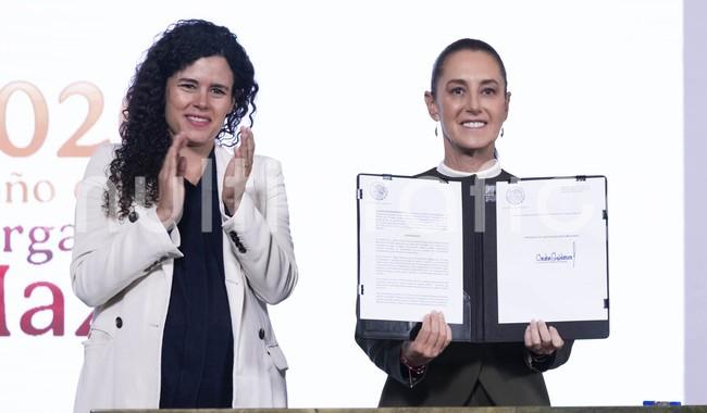 CSP firma decreto de entornos digitales seguros para niñas, niños y adolescentes

-Las plataformas estuvieron de acuerdo (...) y le vamos a dar seguimiento con la Agencia de Transformación Digital. Si vemos que no se está cumpliendo, entonces pasaríamos a una ley-, puntualizó la Jefa del Ejecutivo Federal
