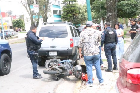 Un motociclista, presuntamente repartidor, fue detenido por elementos de la Policía Estatal en la avenida Miguel Alemán, casi esquina con Pico de Orizaba, en Xalapa, luego de que, según testigos, habría intentado sustraer un teléfono celular de una vivienda a la que acudió para entregar un paquete. El propietario del inmueble habría logrado someterlo e impedir que escapara, por lo que fue intervenido por los uniformados y puesto a disposición de las autoridades correspondientes, que determinarán su situación legal.
