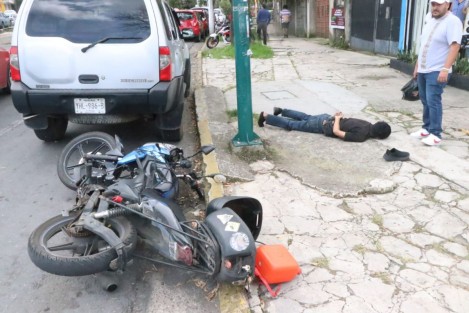 Un motociclista, presuntamente repartidor, fue detenido por elementos de la Policía Estatal en la avenida Miguel Alemán, casi esquina con Pico de Orizaba, en Xalapa, luego de que, según testigos, habría intentado sustraer un teléfono celular de una vivienda a la que acudió para entregar un paquete. El propietario del inmueble habría logrado someterlo e impedir que escapara, por lo que fue intervenido por los uniformados y puesto a disposición de las autoridades correspondientes, que determinarán su situación legal.
