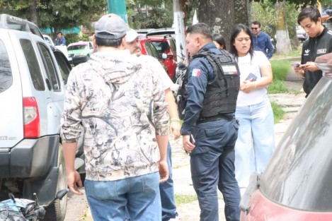 Un motociclista, presuntamente repartidor, fue detenido por elementos de la Policía Estatal en la avenida Miguel Alemán, casi esquina con Pico de Orizaba, en Xalapa, luego de que, según testigos, habría intentado sustraer un teléfono celular de una vivienda a la que acudió para entregar un paquete. El propietario del inmueble habría logrado someterlo e impedir que escapara, por lo que fue intervenido por los uniformados y puesto a disposición de las autoridades correspondientes, que determinarán su situación legal.
