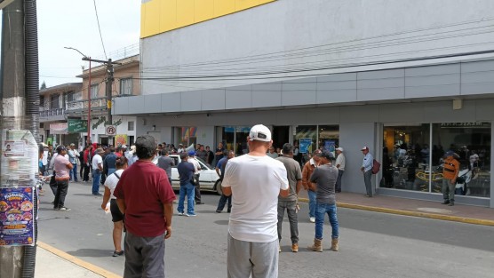 Protesta OMETT frente a Coppel por presunto crédito no solicitado
