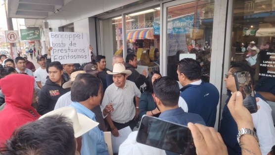 Protesta OMETT frente a Coppel por presunto crédito no solicitado
