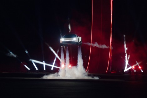 ¿Un auto que puede volar? Tesla presenta el Roadster, capaz de elevarse y realizar maniobras aéreas