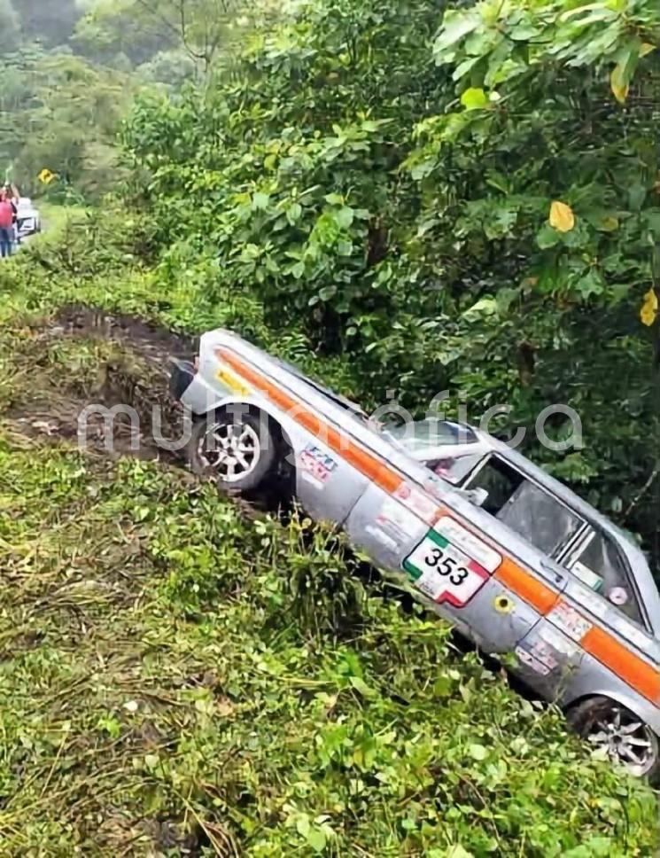 Cae a barranco auto de la Carrera Panamericana en carretera Tlapacoyan-Atzalan