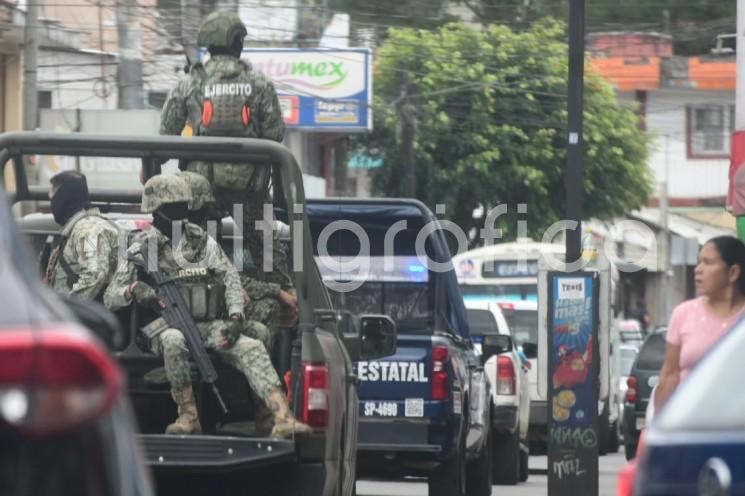 Fiscalía y Ejército realizan operativo en la colonia Veracruz; aseguran vehículos 