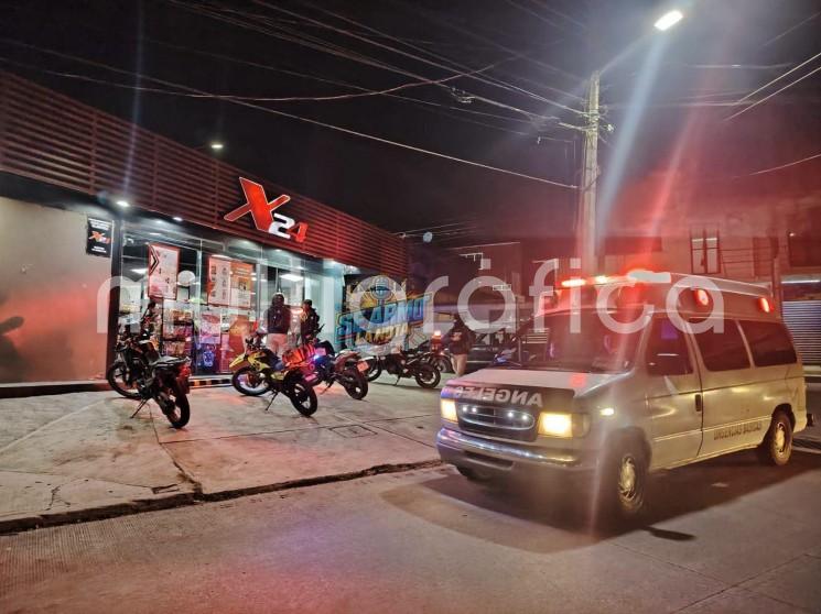 Dos sujetos armados asaltan tienda X24 en la calle Paseo de Xalapa