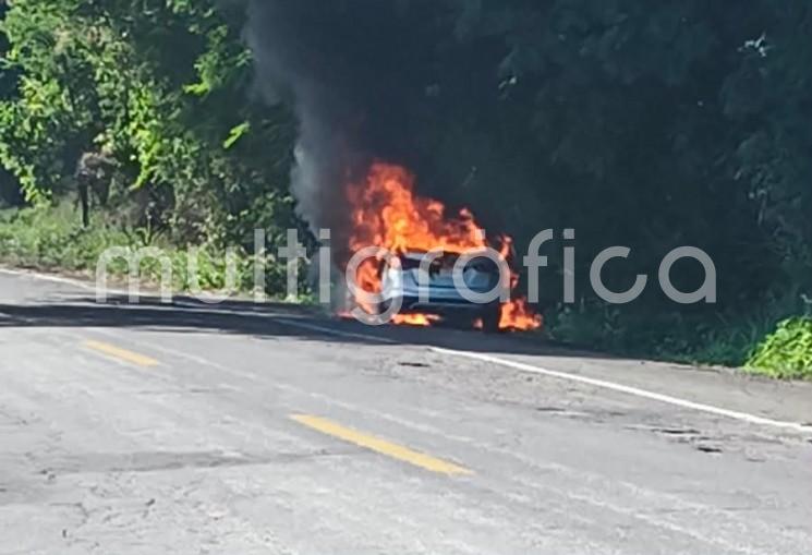 Autoridades del municipio de Tierra Blanca, Veracruz, atienden el hallazgo de un vehículo totalmente calcinado en cuyo interior se localizó el cuerpo sin vida de una persona.