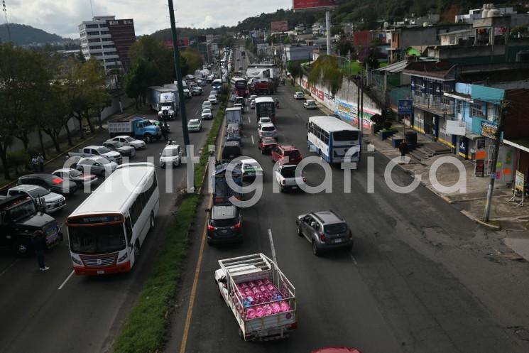 Transportistas adheridos a la organización Hamotac bloquearon la mañana de este lunes 26 de octubre dos carriles en ambos sentidos del bulevar Xalapa-Banderilla para exigir mayor seguridad en las carreteras, denunciar los cobros de peaje y protestar contra presuntos actos de extorsión por parte de autoridades del transporte.