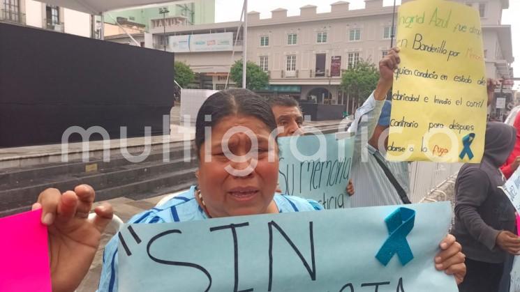 Familiares de Ingrid Azul Alarcón Valdez, de 18 años, marcharon este miércoles para exigir justicia y la pena máxima que legalmente corresponda contra el hombre señalado como responsable de atropellarla y causarle la muerte en el bulevar Xalapa-Banderilla. La familia teme que el acusado pueda recuperar su libertad, debido a que la medida cautelar de prisión preventiva vence el próximo 5 de noviembre.