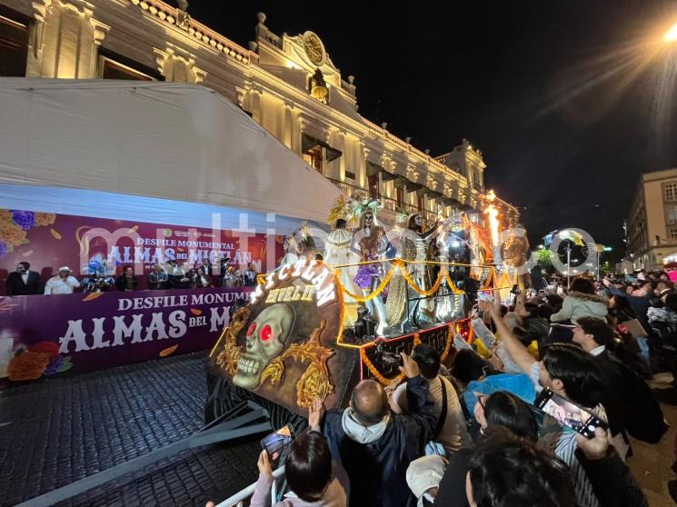Entre música, danza y carros alegóricos, recorre Xalapa el Desfile Monumental Almas del Mictlán